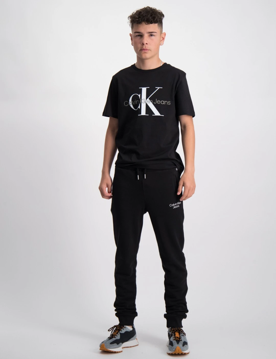 Calvin Klein CKJ STACK LOGO SWEATPANTS Svart för Kille | Kids Brand Store