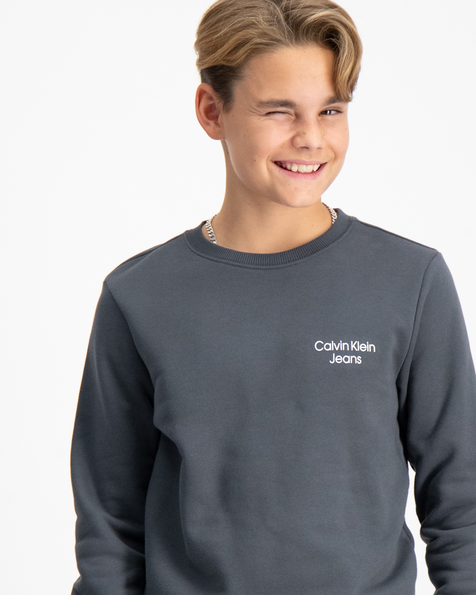 Calvin Klein CKJ STACK LOGO SWEATSHIRT Grå för Kille | Kids Brand Store