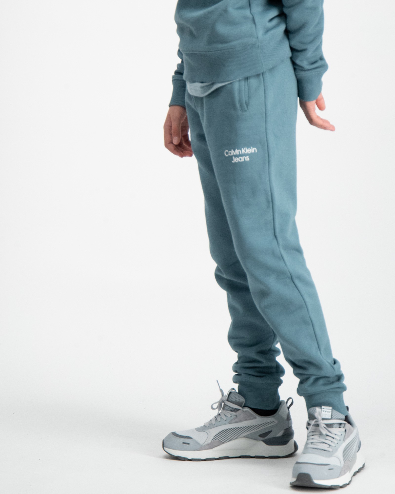 Calvin Klein CKJ STACK LOGO SWEATPANTS Blå för Kille | Kids Brand Store