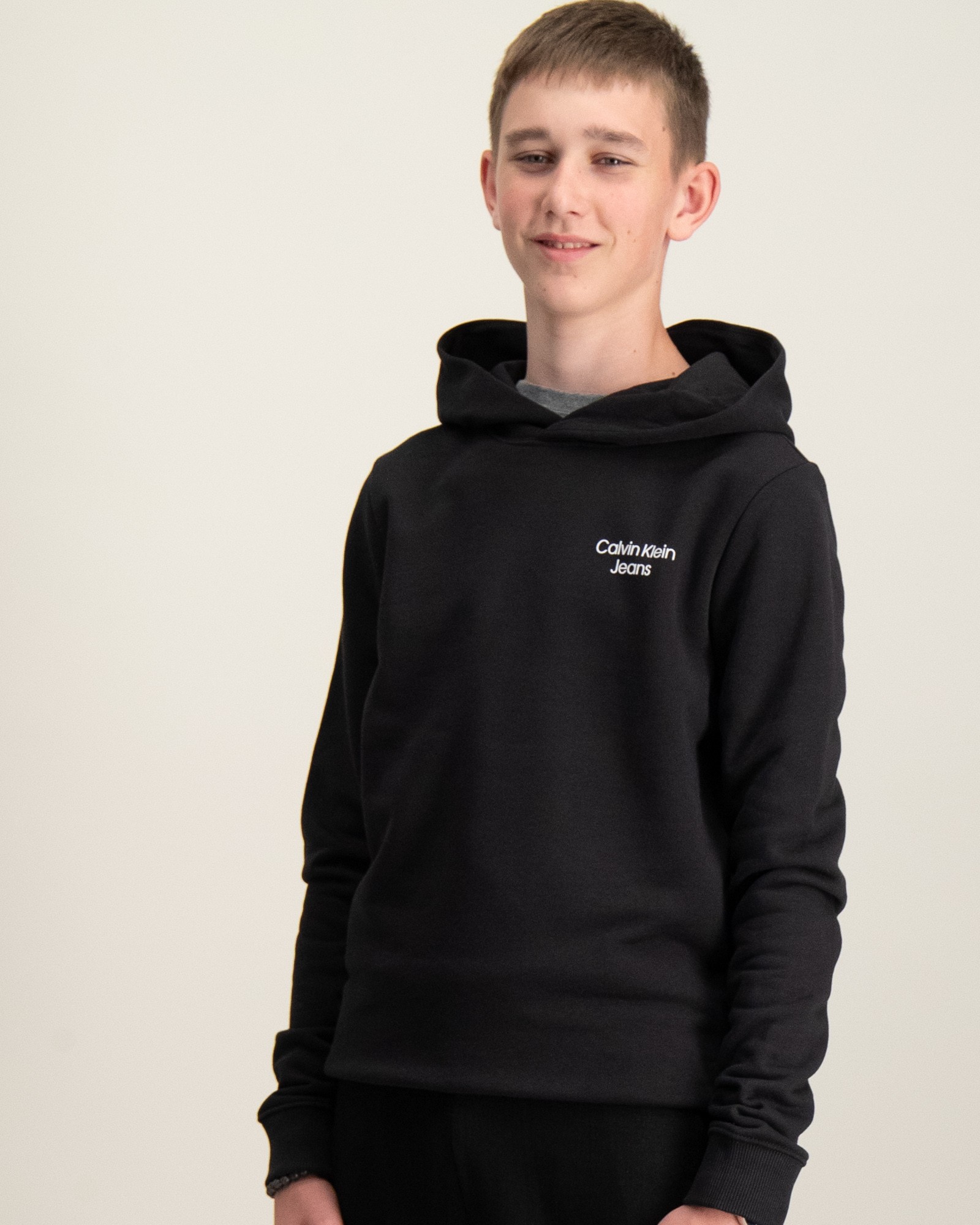 Calvin Klein CKJ STACK LOGO HOODIE Svart til Gutt | Kids Brand Store