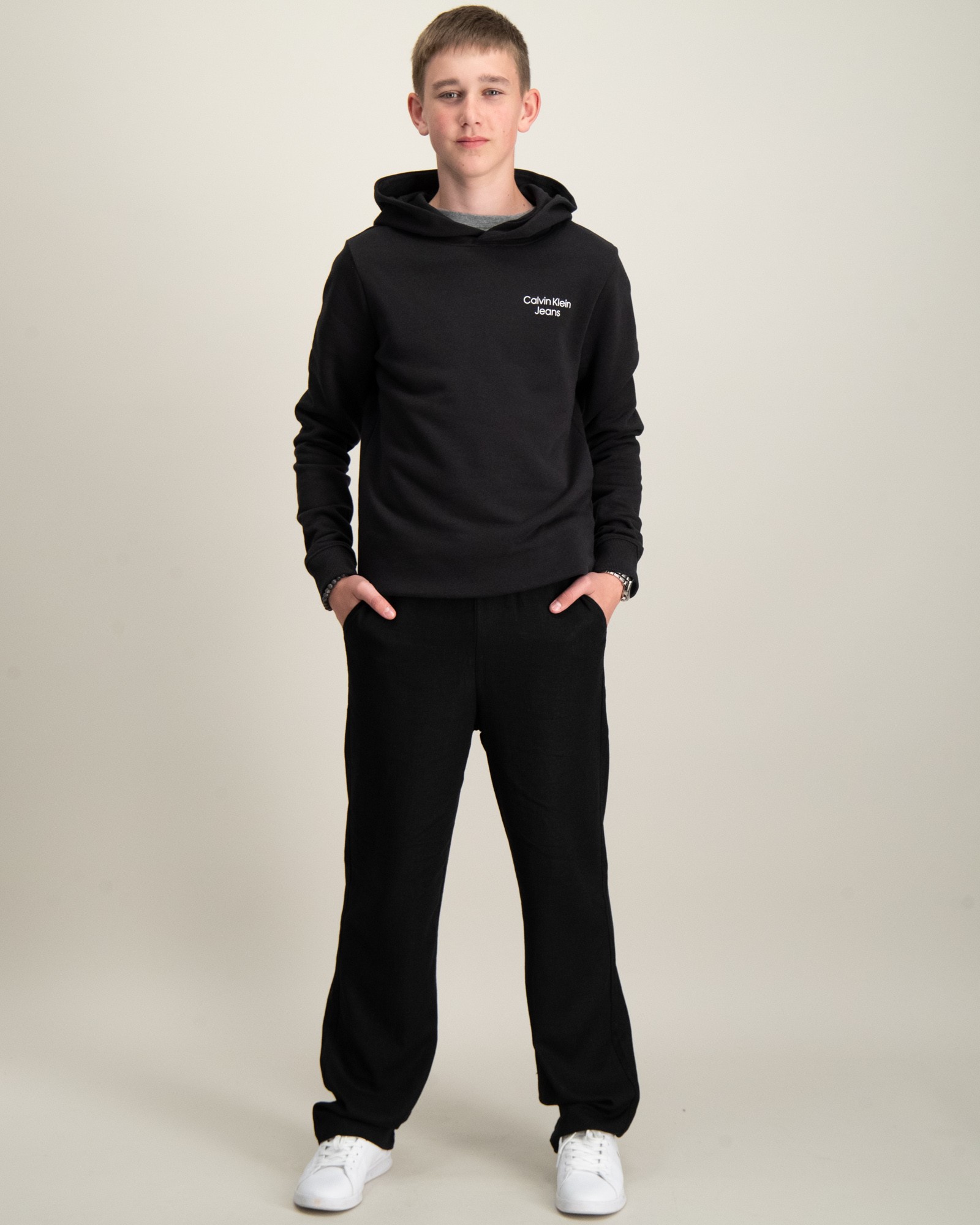 Calvin Klein CKJ STACK LOGO HOODIE Svart til Gutt | Kids Brand Store