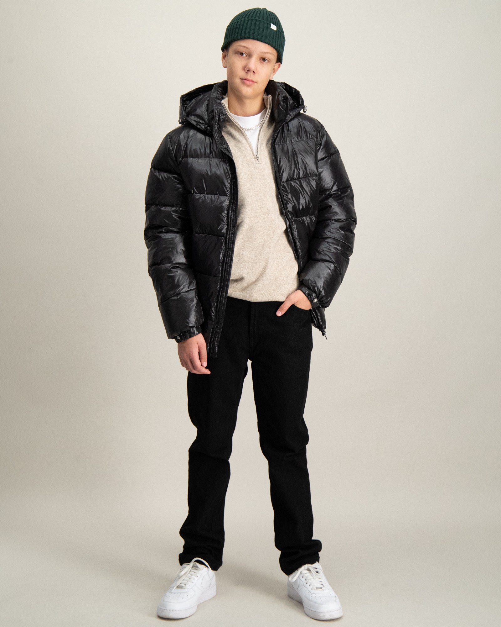Puffer Jacket Eine Schwarze Jacke RYVLS The Puffer Jacket Schwarz - Main Image